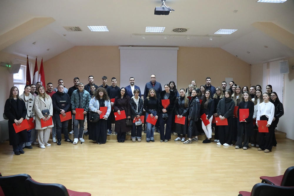 Učenici i studenti potpisali ugovore, ove godine odobrene 62 stipendije (FOTOGALERIJA)