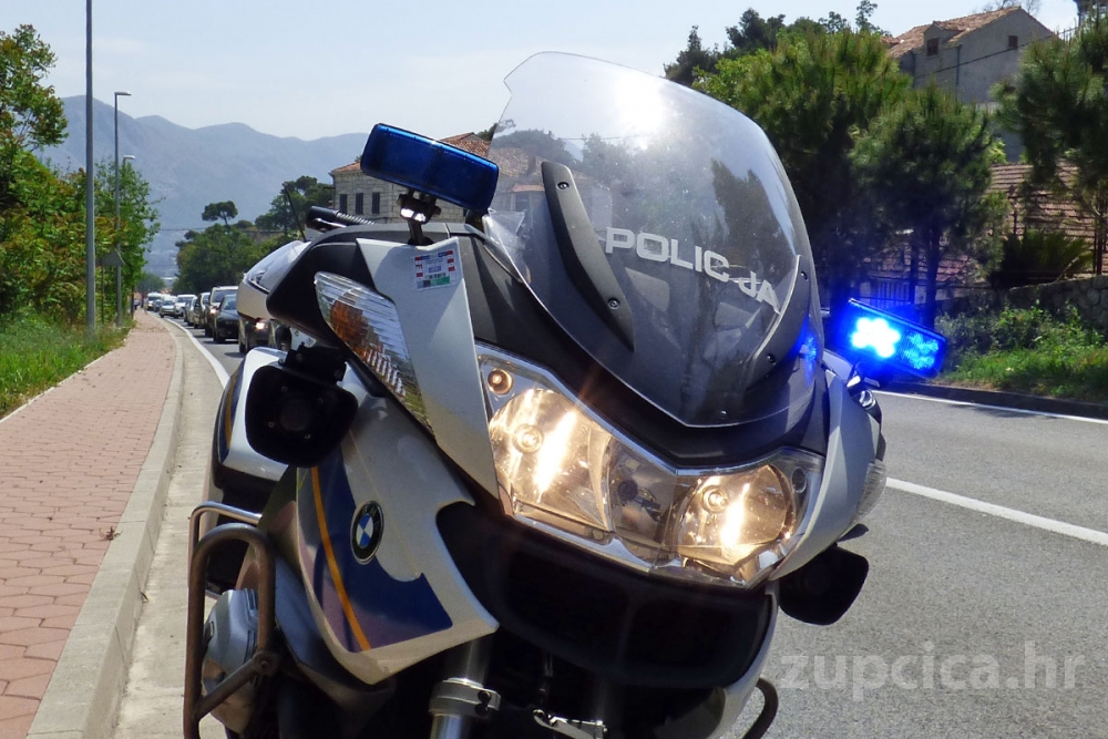 Vozač osobnog vozila oduzeo prednost prolaska motociklistu koji je zadobio teže tjelesne ozljede