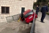 Neobična nesreća koja je srećom pro&scaron;la bez težih posljedica, Mercedes upao u dvori&scaron;te "stare &scaron;kole" (FOTO)