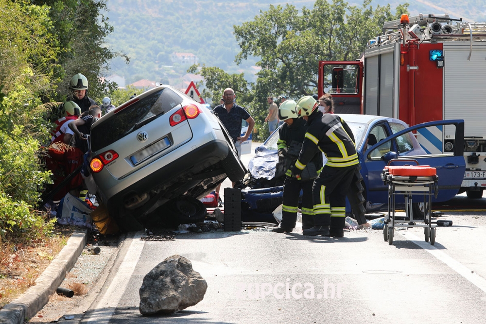 Te&scaron;ka prometna nesreća u Solinama; Dvije osobe vozilima Hitne pomoći prevezene u bolnicu (FOTO/VIDEO)