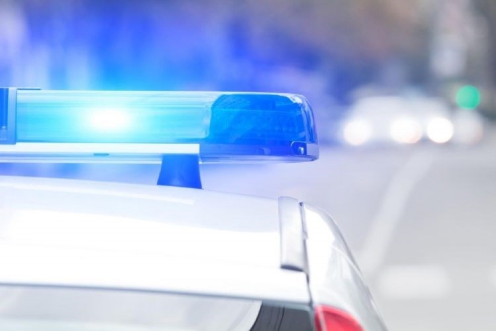Sudar tri osobna vozila na cesti Komolac &ndash; Brgat, ozlijeđena jedna osoba, cesta zatvorena